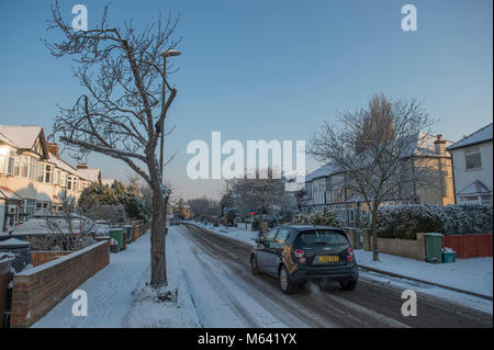 Merton, London, UK. 28. Februar 2018. UK Wetter. Die Pendler zu Blue Sky, Frost und Schnee über Nacht in South West London, mit mehr zu kommen. Unbehandelte suburban Nebenstraßen bleiben für die eisigen Morgen pendeln. Credit: Malcolm Park/Alamy Leben Nachrichten. Stockfoto