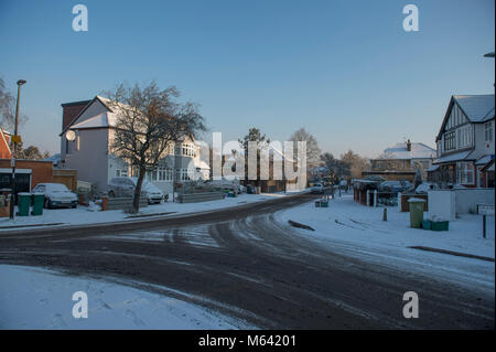 Merton, London, UK. 28. Februar 2018. UK Wetter. Die Pendler zu Blue Sky, Frost und Schnee über Nacht in South West London, mit mehr zu kommen. Unbehandelte suburban Nebenstraßen bleiben für die eisigen Morgen pendeln. Credit: Malcolm Park/Alamy Leben Nachrichten. Stockfoto