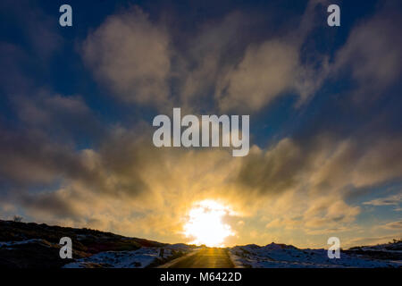 Flintshire, Wales, UK Wetter: Das Tier aus dem Osten weiterhin Chaos in vielen Bereichen in Großbritannien mit Schnee und Temperaturen unter dem Gefrierpunkt zu stiften. Schnee Wolken beginnen, der Sonnenaufgang auf dem halkyn Berg zu blockieren, die das Tier aus dem Osten weiterhin halten und Sturm Emma auf dem Weg zu nehmen, Flintshire Stockfoto