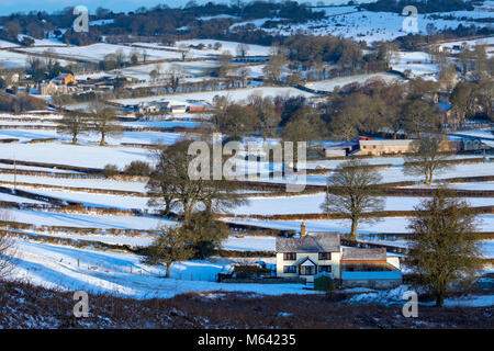 Flintshire, Wales, UK, 28. Februar 2018, UK Wetter: Das Tier aus dem Osten weiterhin Chaos in vielen Bereichen in Großbritannien mit Schnee und Temperaturen unter dem Gefrierpunkt zu stiften. Eine verschneite Landschaft umgibt ein Bauernhaus in der Nähe des Dorfes Rhes-y-CAE wie Frost halten der Bereich vom Tier aus dem Osten sibirischen Luftmasse, Flintshire Stockfoto