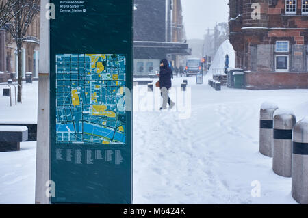 Glasgow, Schottland, Großbritannien. 28 Feb, 2018. UK Wetter: Starker Schneefall in der Nacht nur wenige Zentimeter Schnee gelähmt Stadtzentrum von Glasgow. Die Temperaturen sind höher als prognostiziert. Pawel Pietraszewski/Alamy leben Nachrichten Stockfoto