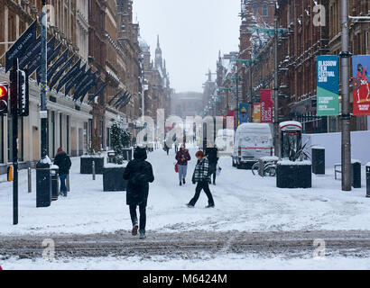 Glasgow, Schottland, Großbritannien. 28 Feb, 2018. UK Wetter: Starker Schneefall in der Nacht nur wenige Zentimeter Schnee gelähmt Stadtzentrum von Glasgow. Die Temperaturen sind höher als prognostiziert. Pawel Pietraszewski/Alamy leben Nachrichten Stockfoto
