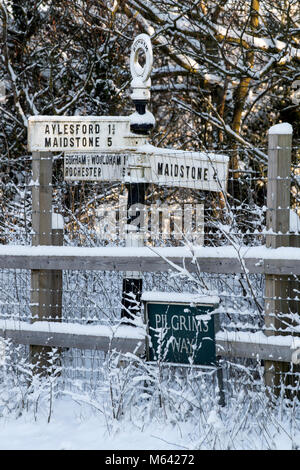 Eccles und Burham, Aylesford, Kent, Großbritannien. 28 Feb, 2018. Wetter - den tiefen Schnee Fort Kent Dörfer zu decken, ein altes Zeichen Aylesford, Maidstone, Burham und Rochester abgedeckt im Schnee. Quelle: Matthew Richardson/Alamy leben Nachrichten Stockfoto