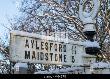 Eccles und Burham, Aylesford, Kent, Großbritannien. 28 Feb, 2018. Wetter - den tiefen Schnee Fort Kent Dörfer zu decken, ein altes Zeichen Aylesford, Maidstone, Burham und Rochester abgedeckt im Schnee. Quelle: Matthew Richardson/Alamy leben Nachrichten Stockfoto