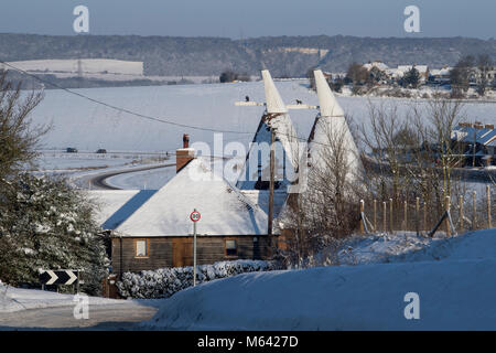 Eccles und Burham, Aylesford, Kent, Großbritannien. 28 Feb, 2018. Wetter - Oast House im tiefen Schnee Fort Kent Dörfer zu decken, die oast Häuser im Dorf Burham. Quelle: Matthew Richardson/Alamy leben Nachrichten Stockfoto