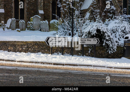 Herne, Kent, UK, 28. Februar 2018. UK Wetter Nachrichten: Nach einem starken Schneefall in der Canterbury Gebiet im Osten von Ken, Übernachtung. Die Sonne im Dorf Herne als Verkehr und Busse Kampf auf der 291 kommt, spielen die Kinder auf der Piste in den Schlitten. Richard Donovan/Alamy leben Nachrichten Stockfoto