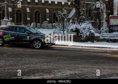 Herne, Kent, UK, 28. Februar 2018. UK Wetter Nachrichten: Nach einem starken Schneefall in der Canterbury Gebiet im Osten von Ken, Übernachtung. Die Sonne im Dorf Herne als Verkehr und Busse Kampf auf der 291 kommt, spielen die Kinder auf der Piste in den Schlitten. Richard Donovan/Alamy leben Nachrichten Stockfoto