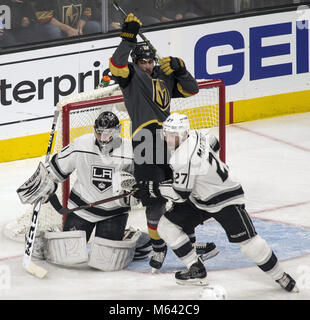 Las Vegas, Nevada, USA. 31 Jan, 2018. Vegas Golden Knights rechten Flügel Alex Tuch (89) ist zwischen Los Angeles Kings Goalie Jack Campbell (1) und Los Angeles Kings defenseman Alec Martinez (27.) Während ihrer ersten Periode an der T-Mobile Arena am Dienstag, 27. Februar 2018 verkeilt. Foto von L.E. Baskow Credit: L.E. Baskow/ZUMA Draht/Alamy leben Nachrichten Stockfoto