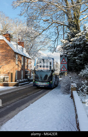 Herne, Kent, UK, 28. Februar 2018. UK Wetter Nachrichten: Nach einem starken Schneefall in der Canterbury Gebiet im Osten von Ken, Übernachtung. Die Sonne im Dorf Herne als Verkehr und Busse Kampf auf der 291 kommt, spielen die Kinder auf der Piste in den Schlitten. Richard Donovan/Alamy leben Nachrichten Stockfoto