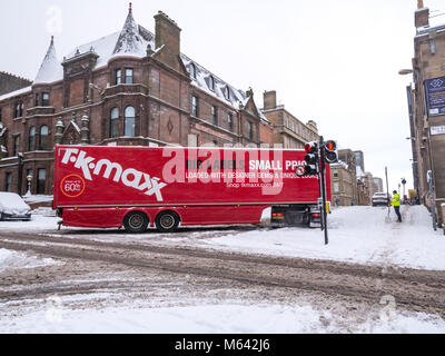 Glasgow, Schottland, Vereinigtes Königreich, 28. Februar 2018. UK Wetter: Starker Schneefall im morgendlichen Berufsverkehr von sogenannten "Arktis" Tier aus dem Osten' Arktis Wetter im Zentrum der Stadt, wodurch reisen Probleme in schwierigen Fahrsituationen. Ein TK Maxx Sattelzug blockiert ist, die versuchen, eine Ecke und os zu Geschaufelt heraus zu drehen Stockfoto