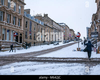 Glasgow, Schottland, Vereinigtes Königreich, 28. Februar 2018. UK Wetter: Starker Schneefall aus so genannten "Arktische Tier aus dem Osten' im morgendlichen Berufsverkehr im Zentrum der Stadt, wodurch reisen Probleme in schwierigen Fahrsituationen. Die Straßen sind sehr viel ruhiger als sonst, mit wenigen Autos fahren im Schnee Stockfoto