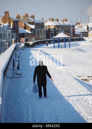 Sheerness, Kent, Großbritannien. 28 Feb, 2018. UK Wetter: ein sehr kalter aber sonniger Morgen in Sheerness nach mehr Schneefall über Nacht. Credit: James Bell/Alamy leben Nachrichten Stockfoto