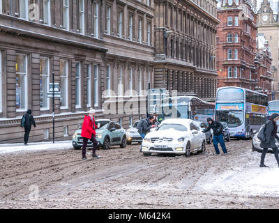 Glasgow, Schottland, Vereinigtes Königreich, 28. Februar 2018. UK Starker Schneefall im morgendlichen Berufsverkehr aus der so genannten "Arktische Tier aus dem Osten' im Zentrum der Stadt, wodurch reisen Probleme in schwierigen Fahrsituationen. Ein Auto ist an der Ampel in die West Nile Street klemmt und ist gedrückt wird Stockfoto