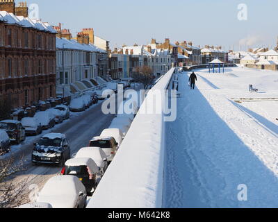 Sheerness, Kent, Großbritannien. 28 Feb, 2018. UK Wetter: ein sehr kalter aber sonniger Morgen in Sheerness nach mehr Schneefall über Nacht. Credit: James Bell/Alamy leben Nachrichten Stockfoto