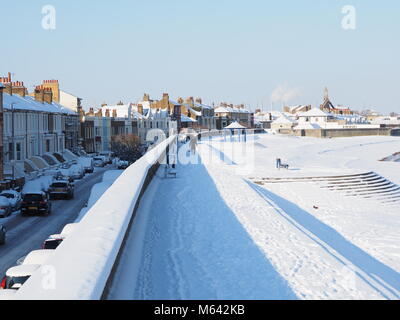 Sheerness, Kent, Großbritannien. 28 Feb, 2018. UK Wetter: ein sehr kalter aber sonniger Morgen in Sheerness nach mehr Schneefall über Nacht. Credit: James Bell/Alamy leben Nachrichten Stockfoto