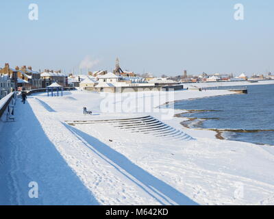 Sheerness, Kent, Großbritannien. 28 Feb, 2018. UK Wetter: ein sehr kalter aber sonniger Morgen in Sheerness nach mehr Schneefall über Nacht. Credit: James Bell/Alamy leben Nachrichten Stockfoto