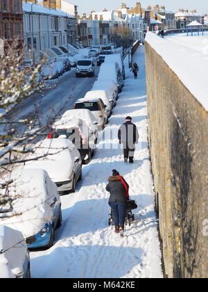 Sheerness, Kent, Großbritannien. 28 Feb, 2018. UK Wetter: ein sehr kalter aber sonniger Morgen in Sheerness nach mehr Schneefall über Nacht. Credit: James Bell/Alamy leben Nachrichten Stockfoto