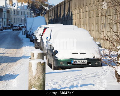 Sheerness, Kent, Großbritannien. 28 Feb, 2018. UK Wetter: geparkte Autos im Schnee bedeckt an einem sehr kalten, aber sonnigen Morgen in Sheerness nach starker Schneefall über Nacht. Credit: James Bell/Alamy leben Nachrichten Stockfoto