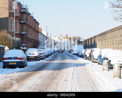 Sheerness, Kent, Großbritannien. 28 Feb, 2018. UK Wetter: ein sehr kalter aber sonniger Morgen in Sheerness nach mehr Schneefall über Nacht. Credit: James Bell/Alamy leben Nachrichten Stockfoto