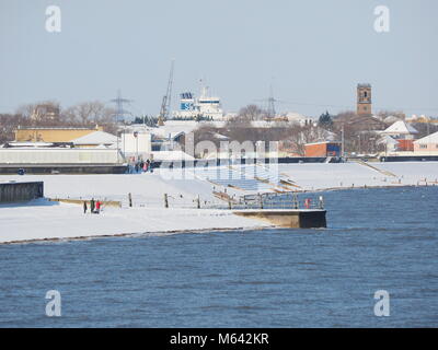 Sheerness, Kent, Großbritannien. 28 Feb, 2018. UK Wetter: ein sehr kalter aber sonniger Morgen in Sheerness nach mehr Schneefall über Nacht. Credit: James Bell/Alamy leben Nachrichten Stockfoto