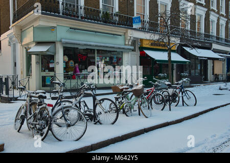 London, Großbritannien. 26 Feb, 2018. UK Wetter: London Aufwachen auf eine Verkleidung von Schnee Credit: Mika Schick/Alamy leben Nachrichten Stockfoto