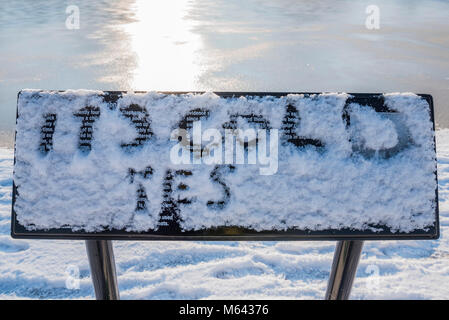 London, Großbritannien. 28 Feb, 2018. UK Wetter: "Die Kälte" Zeichen vor Der gefrorene See zum Bootfahren - Familien und Pendler kreuz Clapham Common, nachdem der Schnee hat bei eisigen Temperaturen gefallen. Credit: Guy Bell/Alamy leben Nachrichten Stockfoto