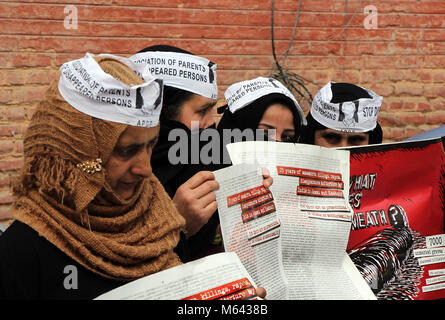 Srinagar, Jammu und Kaschmir, Indien. 28 Feb, 2018. Kaschmir Frauen nehmen an einer monatlichen sitzen in Protest organisiert durch die Vereinigung der Eltern der verschwundenen Personen (APDP) in Srinagar, die Hauptstadt des indischen Kaschmir verabreicht. Die Demonstranten forderten Informationen über den Aufenthaltsort der vermissten Angehörigen. Mehr als 70.000 Menschen wurden getötet, da die bewaffneten Kampf 1989 im indischen Kaschmir begann verabreicht und 10.000 haben zu Verschleppungen durch indische Sicherheitskräfte Berichte über APDP Ansprüche unterzogen worden. Credit: Faisal Khan/ZUMA Draht/Alamy leben Nachrichten Stockfoto