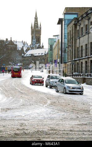 Glasgow, UK. 28 Feb, 2018. UK Wetter: Die Busse sind noch läuft trotz Schnee Straßen im Herzen des West End von Glasgow. Quelle: John Bennie/Alamy leben Nachrichten Stockfoto