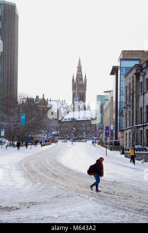 Glasgow, UK. 28 Feb, 2018. UK Wetter: Menschen ihren Weg durch die verschneite University Avenue, im West End von Glasgow, während einer Flaute in der heftige Schneestürme Schottland heute schlagen. Quelle: John Bennie/Alamy leben Nachrichten Stockfoto