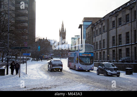 Glasgow, UK. 28 Feb, 2018. UK Wetter: Verkehr auf der University Avenue, Glasgow während einer kurzen Ruhepause in den Schneesturm schlagen der UK Credit: John Bennie/Alamy leben Nachrichten Stockfoto