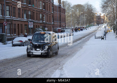 Glasgow, UK. 28 Feb, 2018. UK Wetter: Taxifahrer noch am Arbeiten im West End von Glasgow, während einer Flaute in der schneestürme schlagen der UK. Quelle: John Bennie/Alamy leben Nachrichten Stockfoto