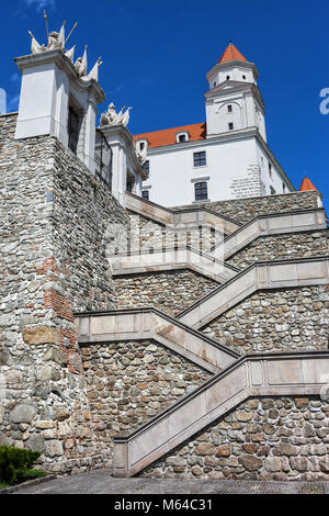 Kreuz und quer Treppen zur Burg von Bratislava in der Slowakei Stockfoto