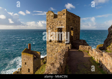 Die Ruinen der Motor Haus der Kronen Zinnmine auf Botallack ist Teil der UNESCO Weltkulturerbe an der Nordküste von Cornwall, England, Großbritannien Stockfoto