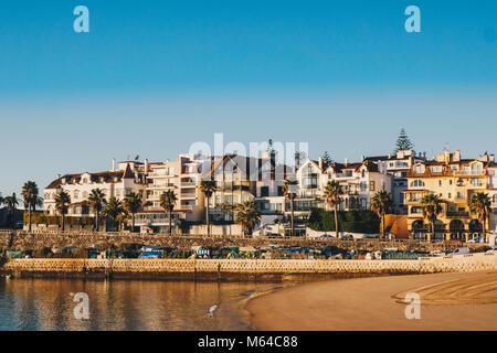 Blick auf das Meer und den Strand von Cascais in Cascais, Lissabon, Portugal Stockfoto