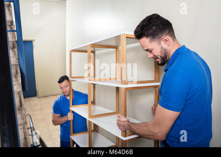 Close-up von zwei jungen Männern, die Holzregal Stockfoto