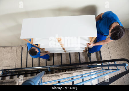 Close-up von zwei jungen Männern, die Holzregal Stockfoto