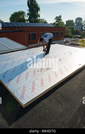Mann Installation von thermische Isolierung des Daches Layer - mit