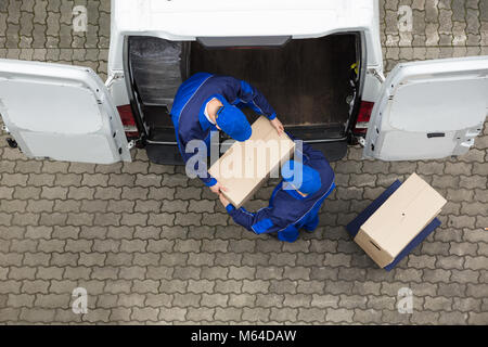 Hohe Betrachtungswinkel von zwei Lieferung Männer Entladen Karton vom Lkw Stockfoto