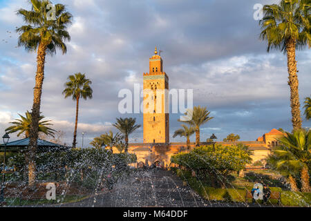 Brunnen im Parc Lalla Hasna und das Minarett der Koutoubia-Moschee, Königreich Marokko, Afrika | Parc Lalla Hasna Springbrunnen Moschee Koutoubia Minarett, Stockfoto