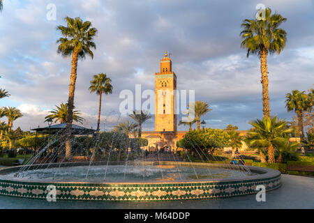 Brunnen im Parc Lalla Hasna und das Minarett der Koutoubia-Moschee, Königreich Marokko, Afrika | Parc Lalla Hasna Springbrunnen Moschee Koutoubia Minarett, Stockfoto