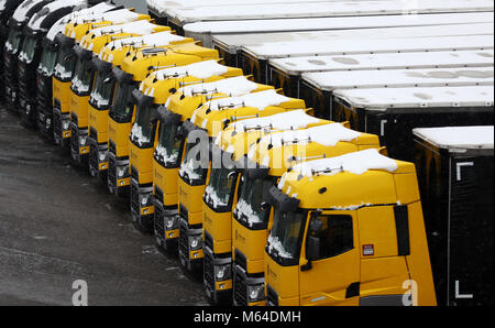 Schnee sitzt auf Renault Sport Formel 1 Team Trucks vor dem dritten Tag der Vorsaison Tests auf dem Circuit de Barcelona-Catalunya, Barcelona. Stockfoto