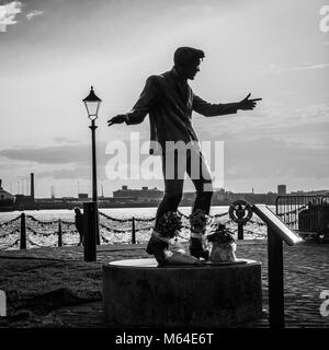 Billy Fury Statue in Liverpool, gedreht in Schwarz und Weiß Stockfoto