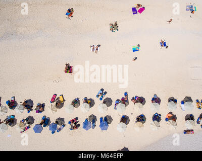 Die Menschen Baden am Strand in der Sonne. Touristen an einem Sandstrand auf der Insel Kefalonia, Griechenland Stockfoto