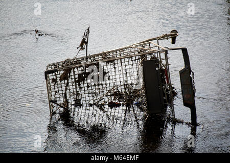 Einkaufswagen gedumpten in einem Fluss in Großbritannien Stockfoto