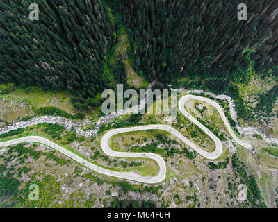 Kurvenreiche Straße in den Bergen. Wald und Fluss sichtbar, vorbeifahrende Autos. Transfagarasan Straße in Trasnylvania, Rumänien, Europa. Stockfoto