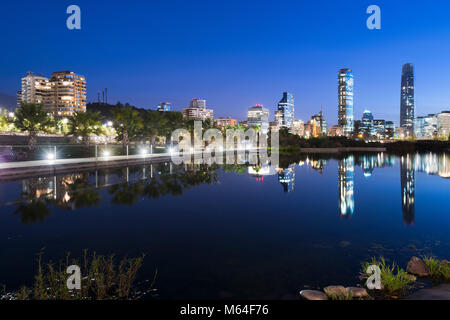 Skyline von Gebäuden bei Providencia Bezirk von Parque Bicentenario in Stadtteil Vitacura, Santiago de Chile Stockfoto