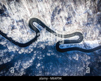Kurvenreiche Straße in der Mitte des Winters in den high mountain Pass von Siebenbürgen Stockfoto