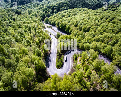 Stapler auf kurvenreichen Straße durch den Wald, Transfagarasan, Rumänien Stockfoto