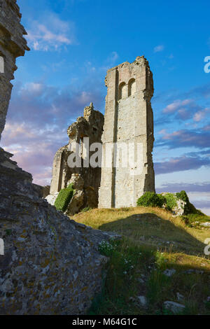 Mittelalterliche Corfe Castle dicht bis Sonnenaufgang, 1086 von Wilhelm dem Eroberer, Dorset England gebaut Stockfoto