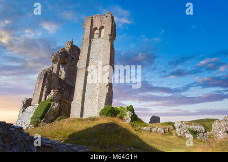 Mittelalterliche Corfe Castle dicht bis Sonnenaufgang, 1086 von Wilhelm dem Eroberer, Dorset England gebaut Stockfoto